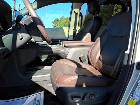 Certified 2024 Toyota Sienna Platinum image 18