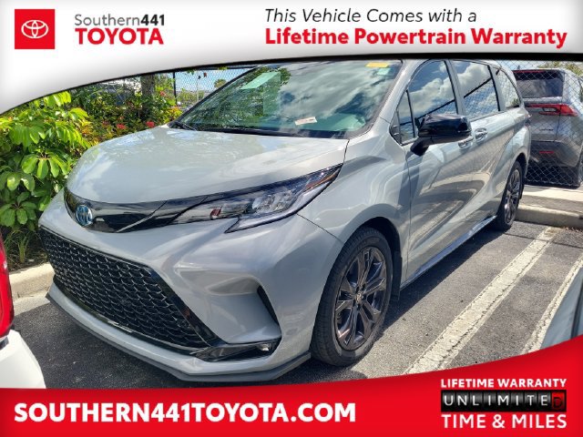 Used 2025 Toyota Sienna XSE w/ XSE Plus Package FWD image 1