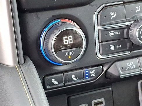 Used 2024 Chevrolet Suburban Premier image 21