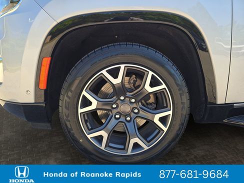 Used 2024 Jeep Wagoneer Series III AWD/4WD image 9