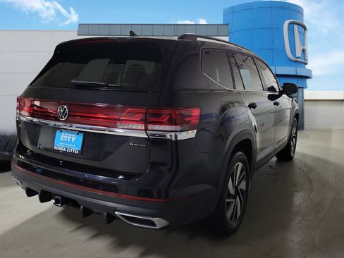 Used 2024 Volkswagen Atlas SE w/ Panoramic Sunroof Package image 5