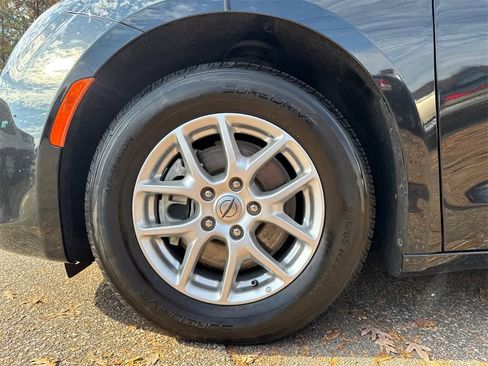 Used 2023 Chrysler Voyager LX image 9