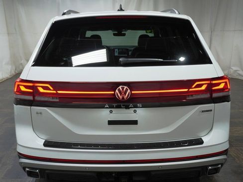 Used 2024 Volkswagen Atlas Peak Edition SE image 4
