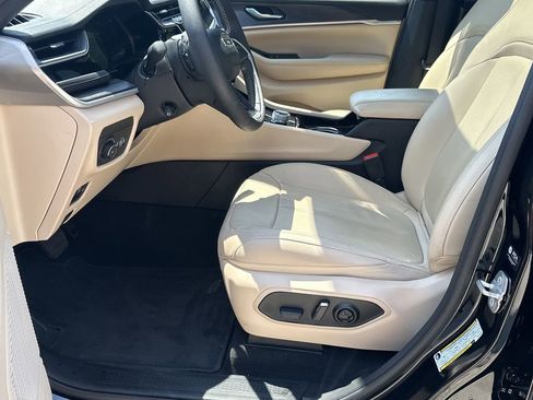 Used 2023 Jeep Grand Cherokee Limited w/ Luxury Tech Group II RWD image 9