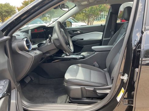 Used 2025 Chevrolet Trax LT FWD image 8