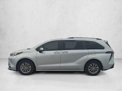 Used 2024 Toyota Sienna XLE image 6