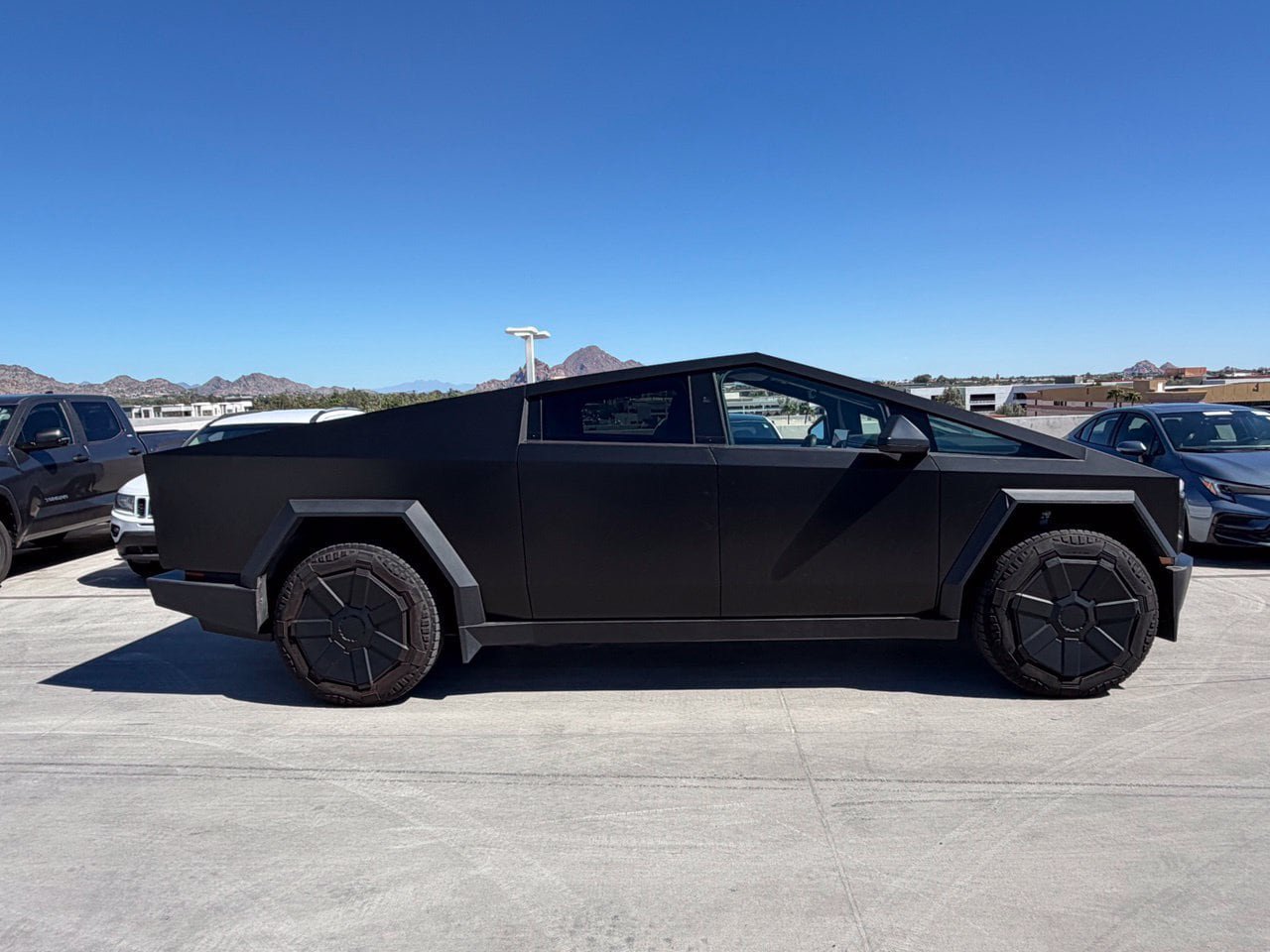 Used 2024 Tesla Cybertruck AWD Crew Cab image 12