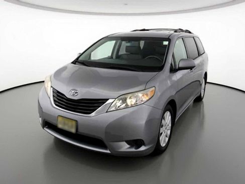 Used 2013 Toyota Sienna LE w/ Towing Pkg image 1