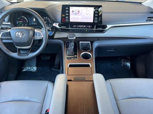 Certified 2022 Toyota Sienna XLE image 3