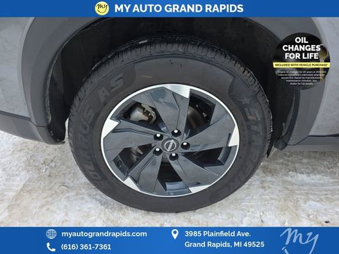 Used 2024 Nissan Rogue SV image 32