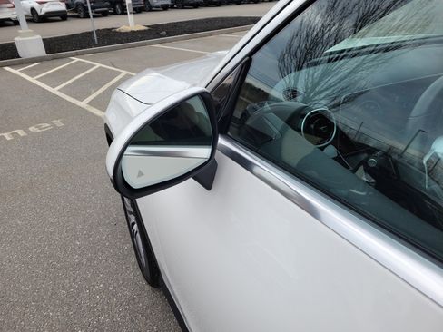 Used 2025 Mercedes-Benz GLC 300 4MATIC image 13