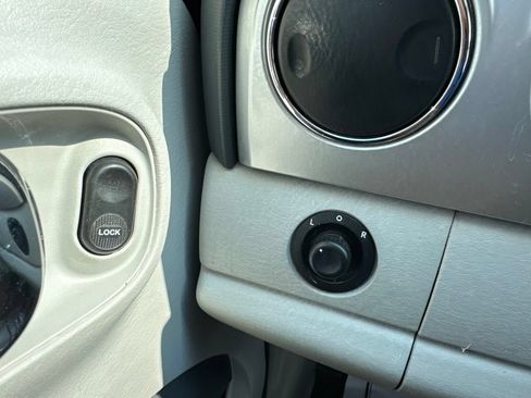 Used 2008 Chrysler PT Cruiser Limited FWD image 9