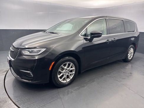 Used 2024 Chrysler Pacifica Touring-L image 2