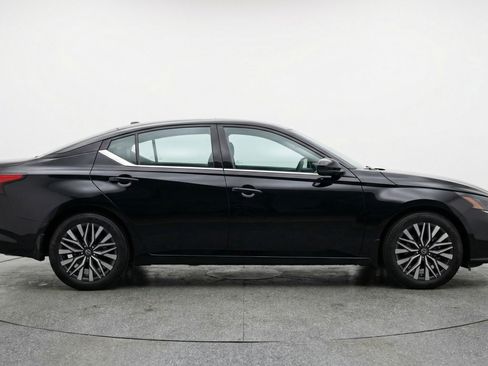 Used 2025 Nissan Altima 2.5 SV image 11