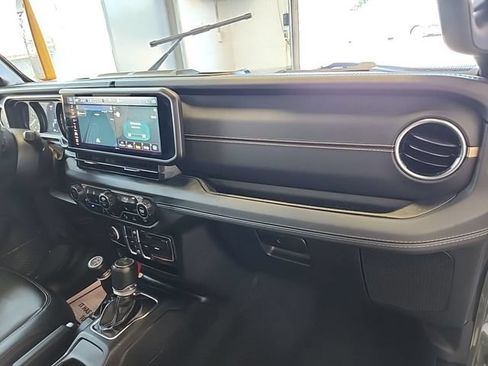 Used 2024 Jeep Wrangler Unlimited Sahara w/ Technology Group AWD/4WD image 3