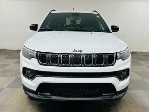 Used 2024 Jeep Compass Latitude AWD/4WD image 2