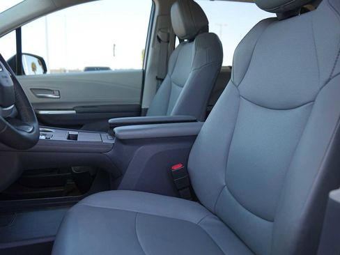 Used 2023 Toyota Sienna XLE FWD image 11