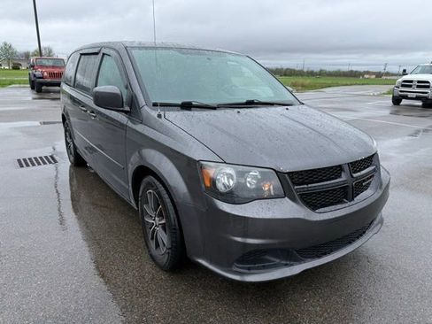 Used 2016 Dodge Grand Caravan SE image 3