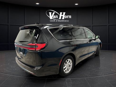 Used 2024 Chrysler Pacifica Touring-L FWD image 7