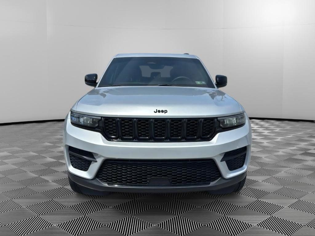 Used 2023 Jeep Grand Cherokee Altitude AWD/4WD image 7