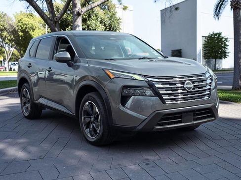 Used 2024 Nissan Rogue SV image 4