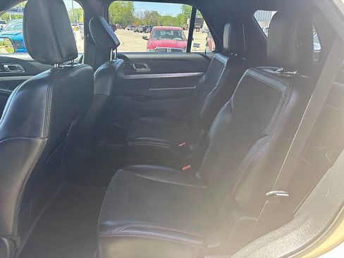 Used 2018 Ford Explorer XLT w/ Equipment Group 202A AWD/4WD image 17