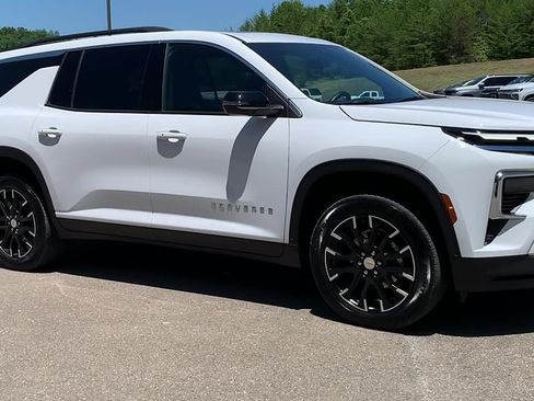 Used 2025 Chevrolet Traverse LT w/ Sun and Wheel Package FWD image 6