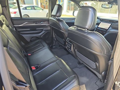 Used 2024 Jeep Grand Cherokee Limited w/ Black Appearance Package image 11