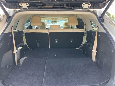 Used 2021 Toyota Highlander XLE FWD image 6