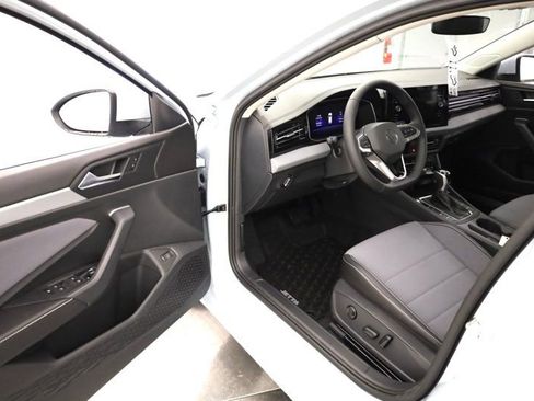 New 2026 Volkswagen Jetta SE FWD image 9