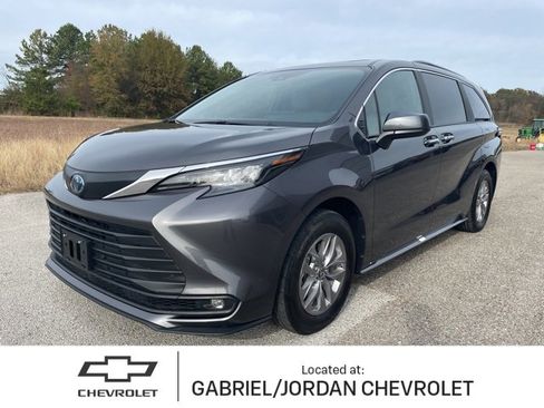 Used 2025 Toyota Sienna XLE image 1