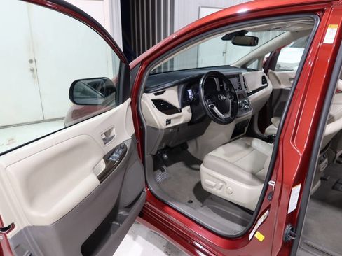 Used 2019 Toyota Sienna XLE FWD image 19