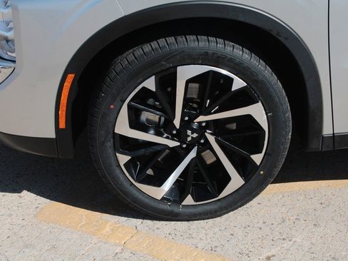 Used 2023 Mitsubishi Outlander SE Black Edition image 2