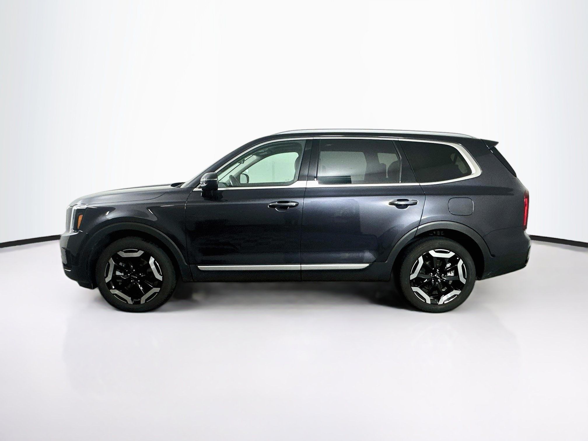 Used 2025 Kia Telluride S FWD image 4