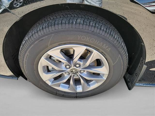 Used 2026 Toyota Sienna XLE FWD image 9