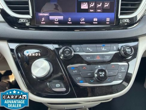 Used 2021 Chrysler Pacifica Touring-L FWD image 18