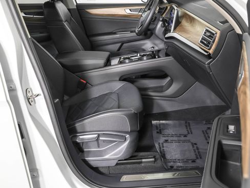 Used 2024 Volkswagen Atlas SE w/ Black Wheel Package image 46