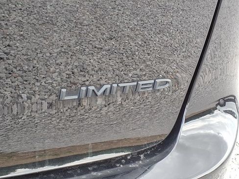Used 2025 Chrysler Pacifica Limited FWD image 14