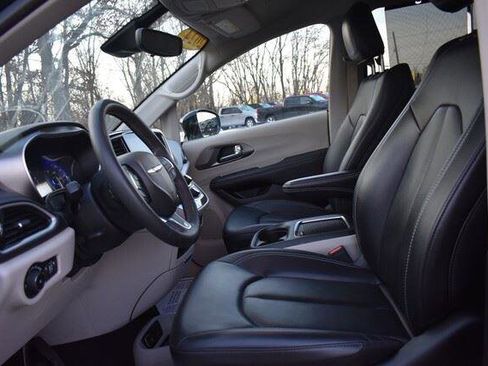 Used 2024 Chrysler Pacifica Touring-L FWD image 27