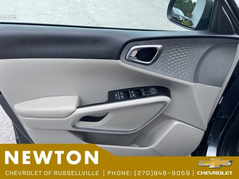 Used 2025 Kia Soul LX w/ LX Technology Package FWD image 8