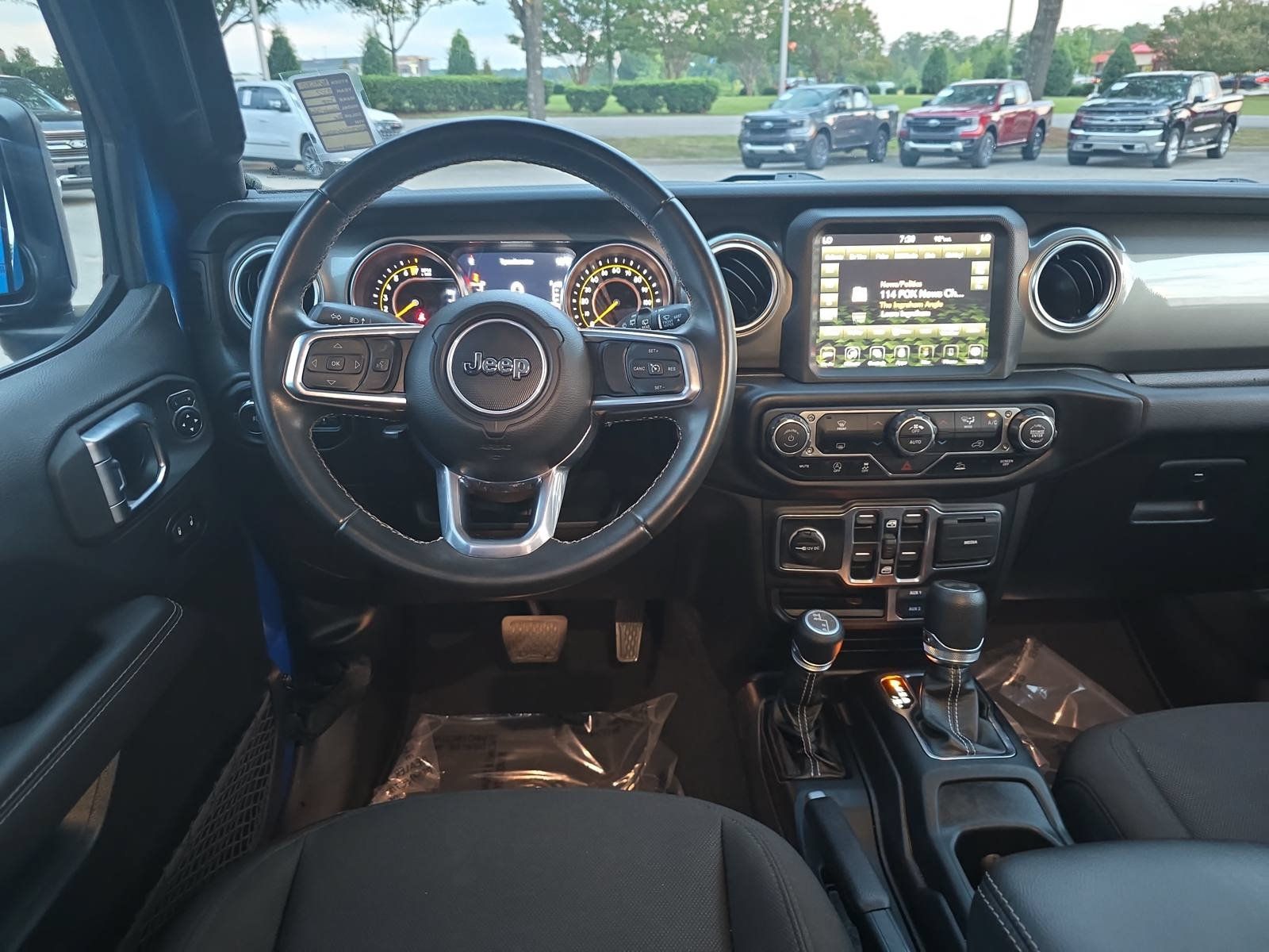 Used 2022 Jeep Wrangler Unlimited Sahara AWD/4WD image 17