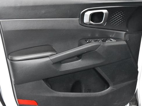 Used 2024 Kia Sorento S FWD image 4
