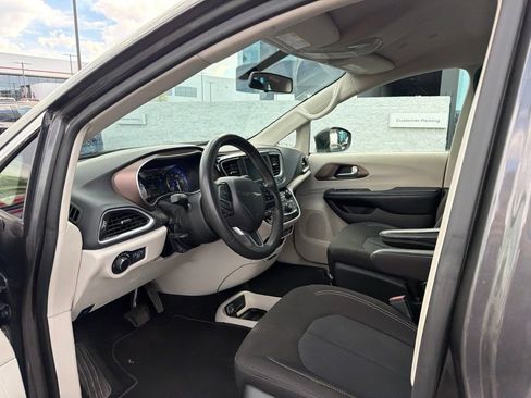 Used 2022 Chrysler Voyager LX FWD image 9