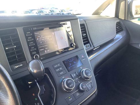 Used 2019 Toyota Sienna SE Premium image 17