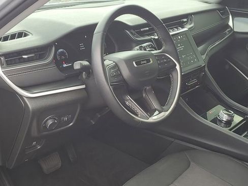 Used 2022 Jeep Grand Cherokee Laredo w/ Luxury Tech Group I AWD/4WD image 7