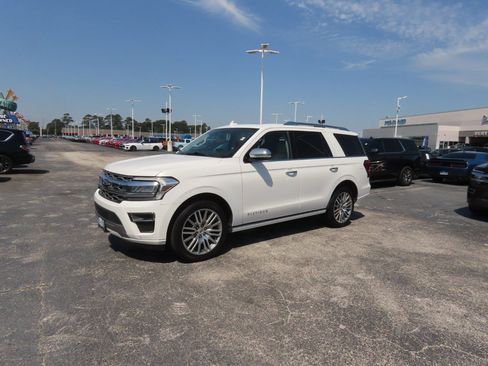 Used 2022 Ford Expedition Platinum RWD image 2