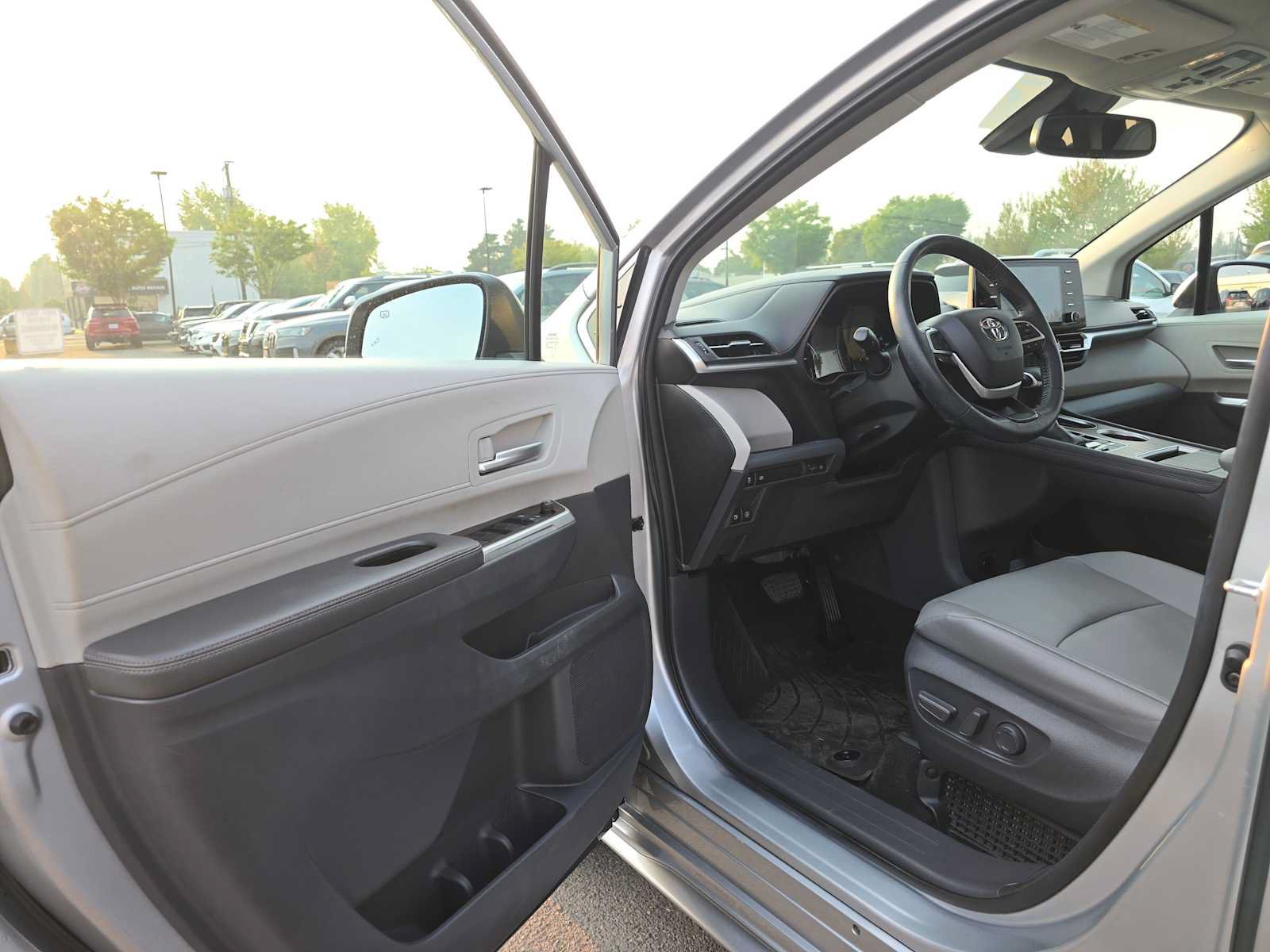 Certified 2021 Toyota Sienna XLE FWD image 23
