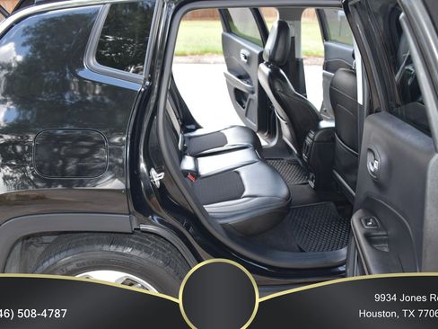 Used 2018 Jeep Compass Latitude w/ Popular Equipment Group FWD image 12