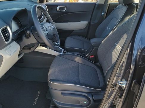 Used 2023 Hyundai Venue Limited image 6