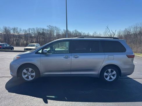 Used 2017 Toyota Sienna LE image 6